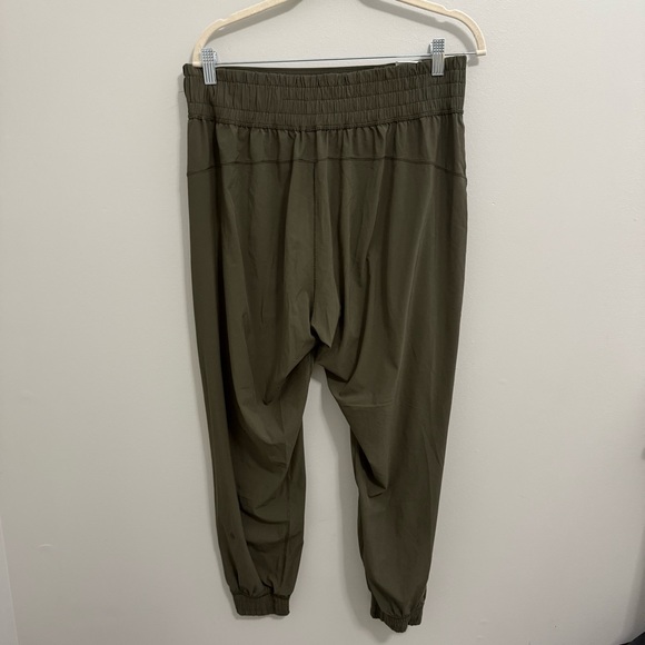 Lululemon Sun Setter Jogger in Army Green - Picture 3 of 4